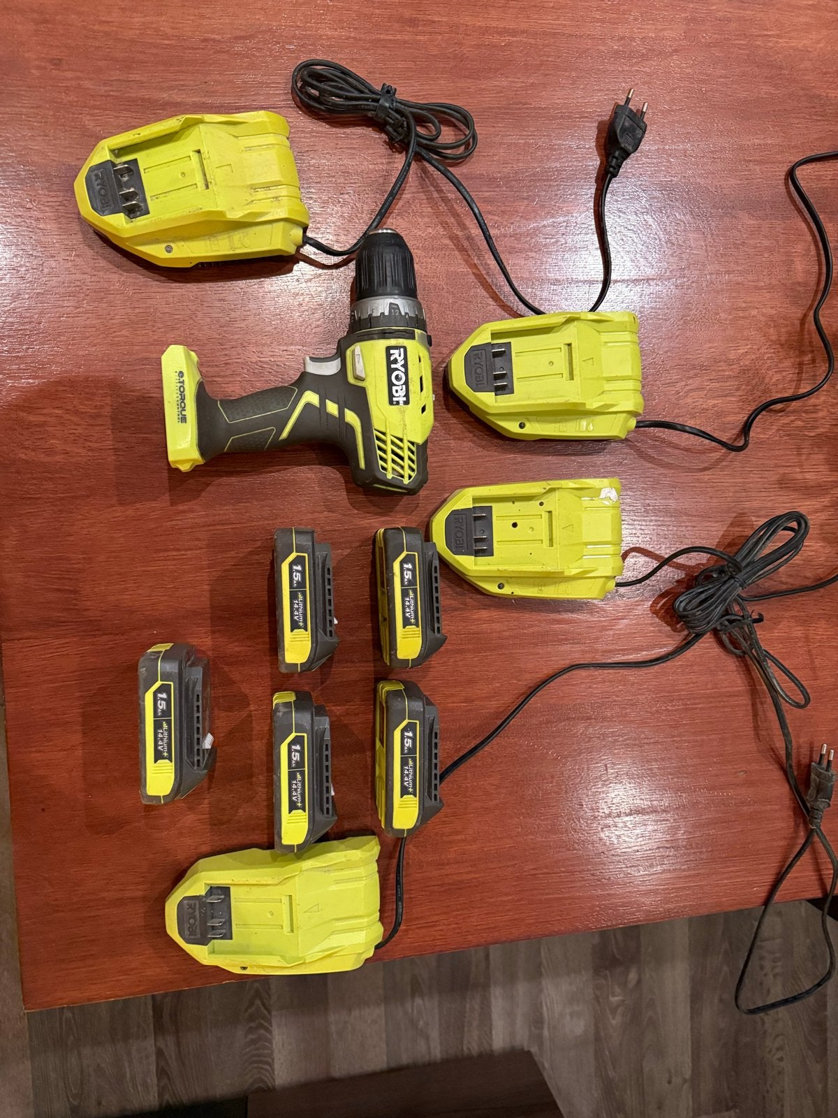 Ryobi Boormachine met 6 accu's en 3 laders, Ophalen, Gebruikt, Variabele snelheid, Boor- en Schroefmachine