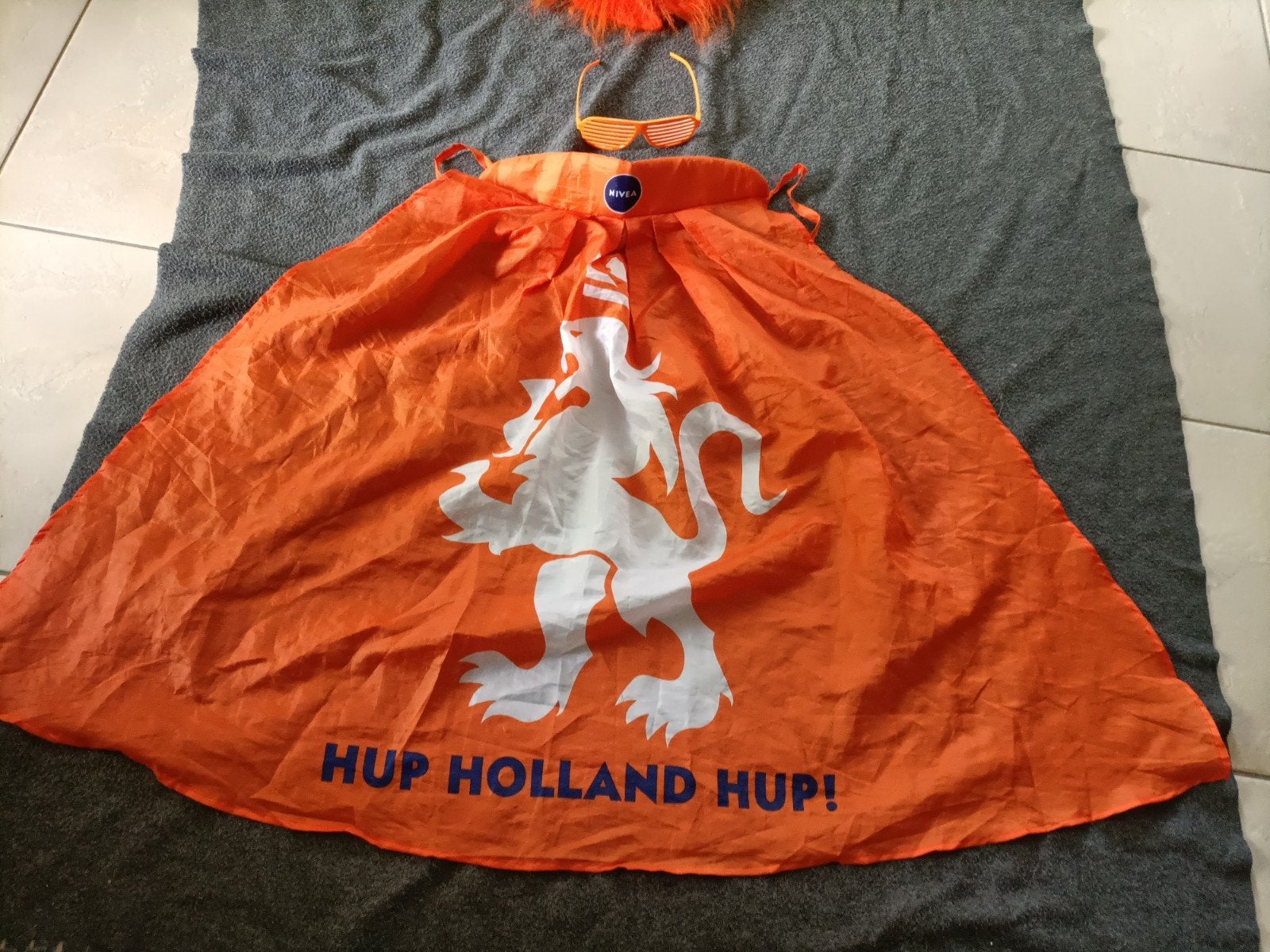 Oranje supporter set: cape, pruik en oranje bril, Ophalen of Verzenden, Zo goed als nieuw