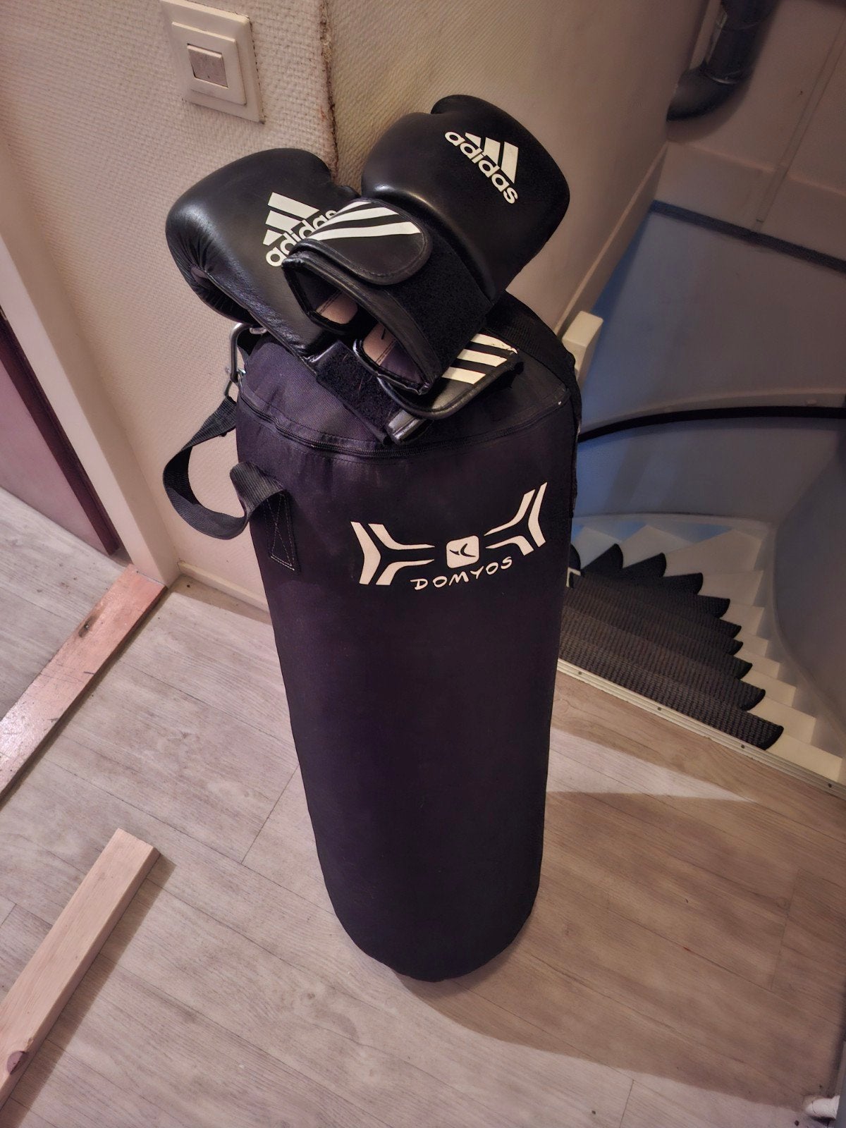 Boksbal van domyos met handschoenen, Sport en Fitness, Ophalen, Zo goed als nieuw, Boksbal
