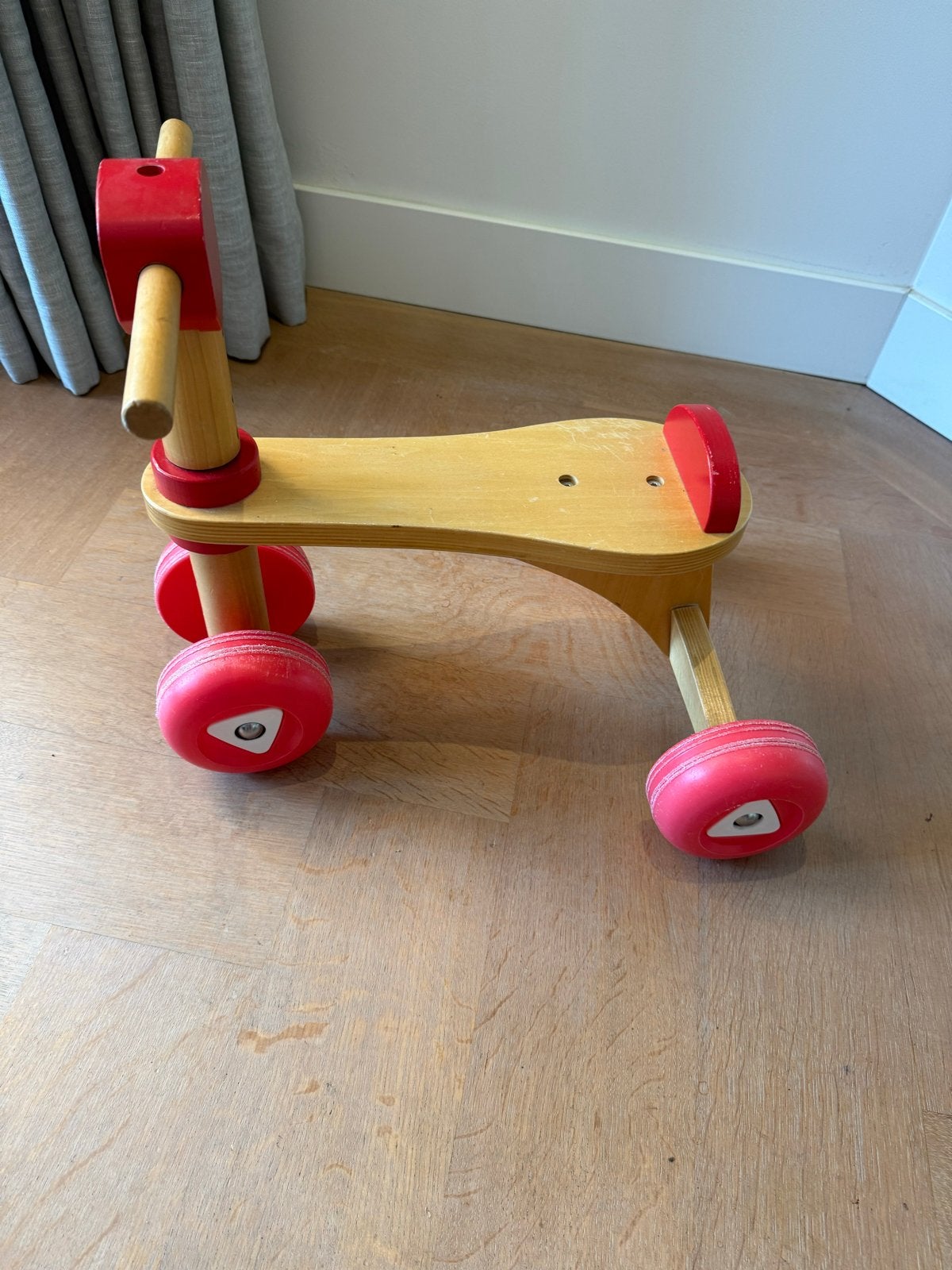 Houten loopfietsje met rode accenten, Ophalen, Gebruikt, Loopfiets