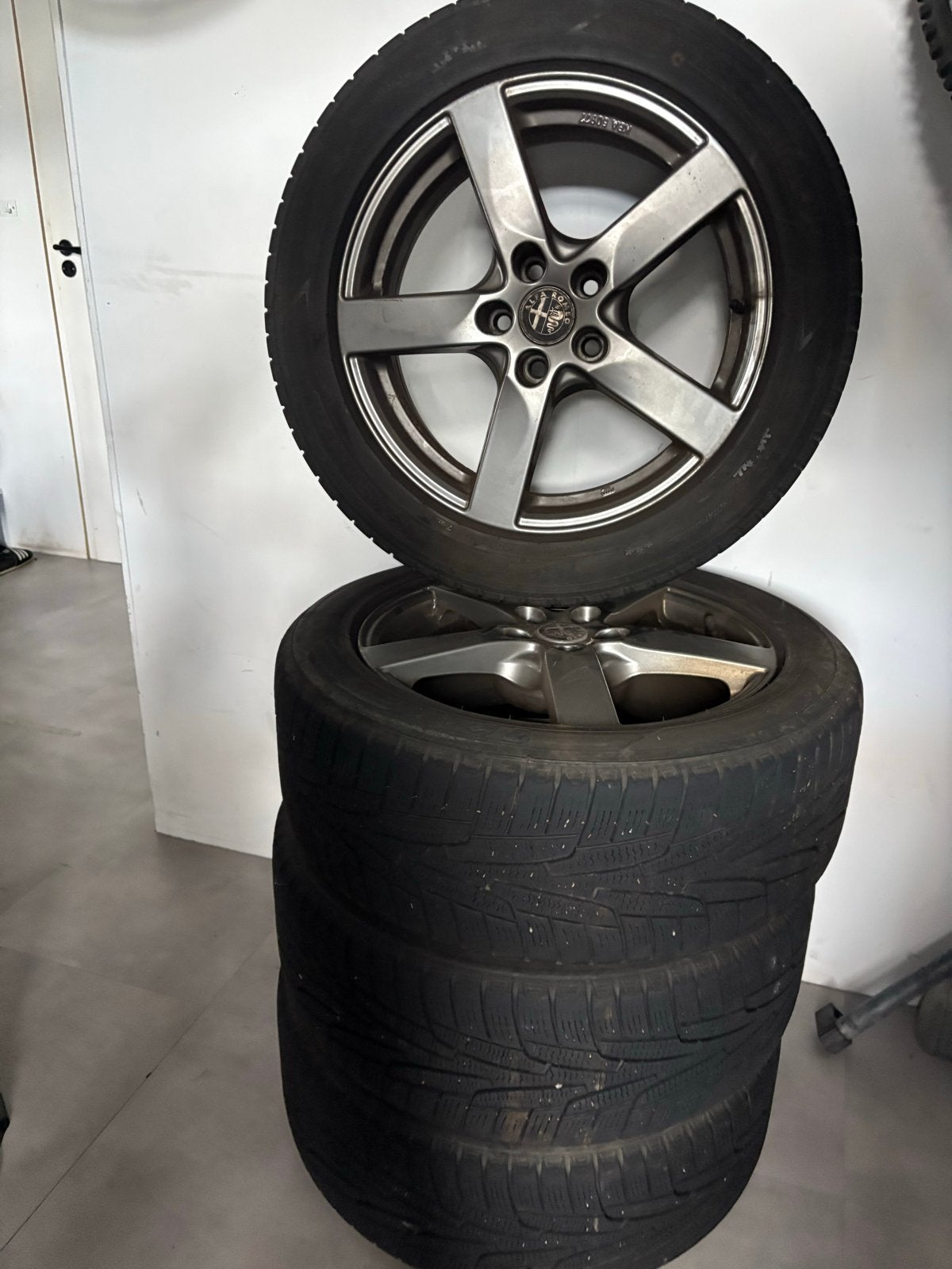 Alfa Romeo 17 inch velgen met winterbanden 225/50R17, Ophalen, Gebruikt, Banden en Velgen, 17 inch