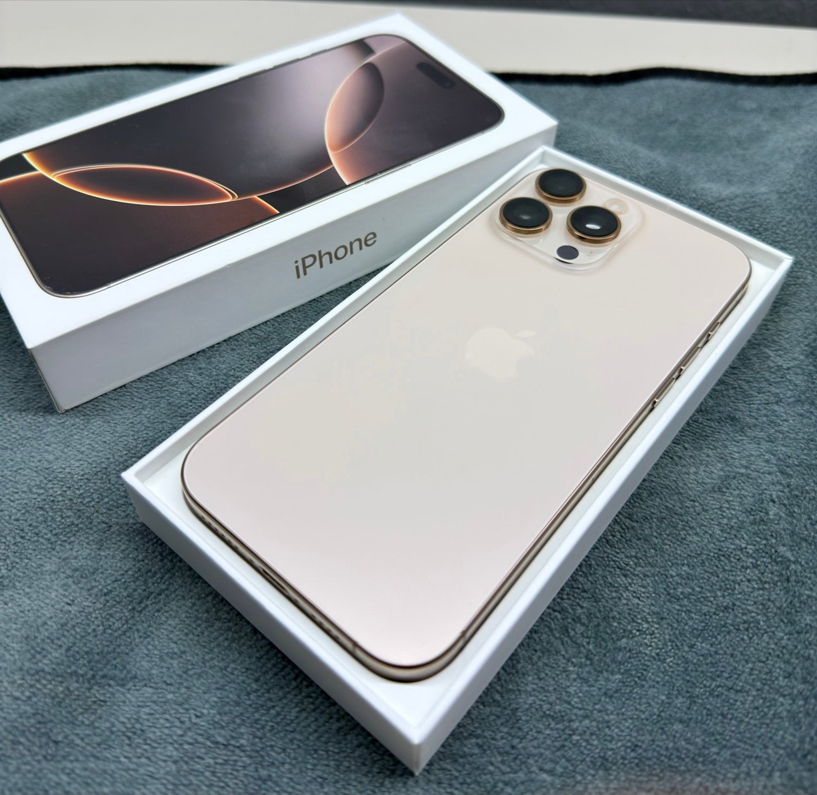 Apple iPhone 16 Pro Max 256GB Goud - Zo goed als nieuw, IPhone 16 Pro Max, Zo goed als nieuw, Zonder simlock, Zonder abonnement