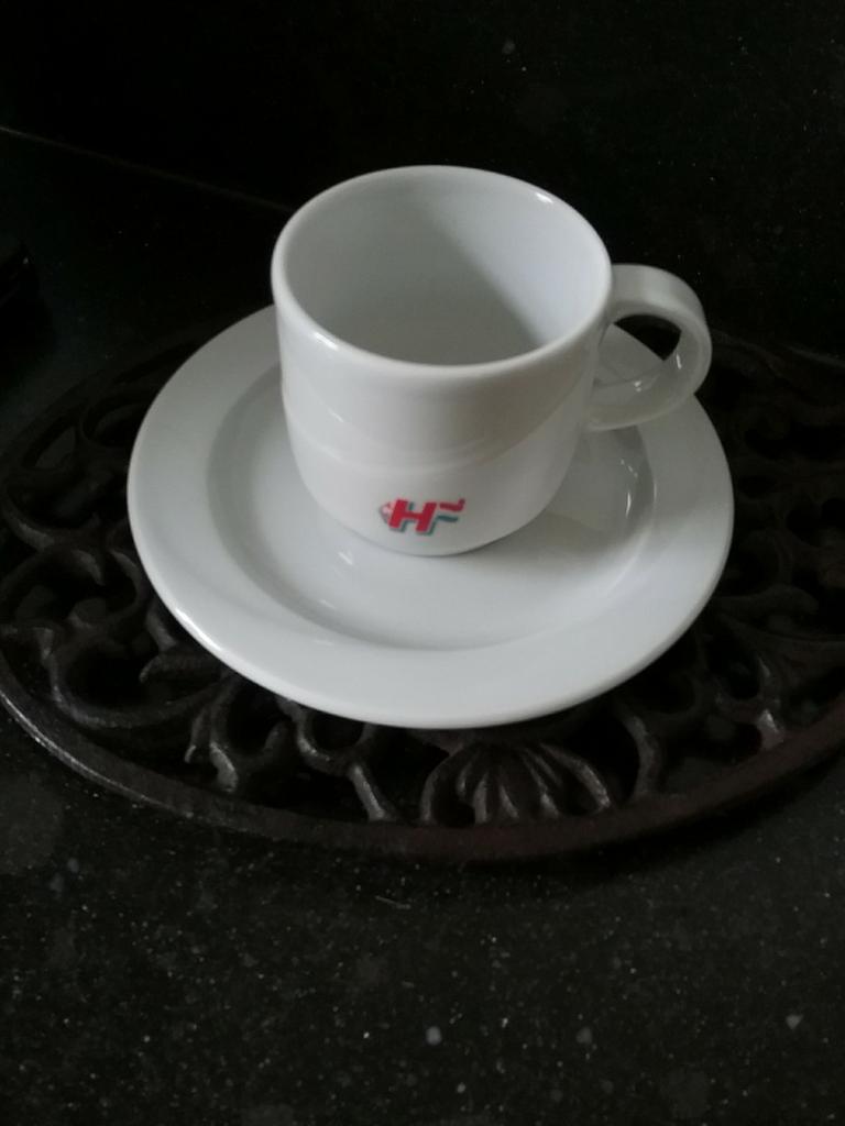 Kop en schotel met bedrijfslogo, Royal Mosa Maastricht, Ophalen of Verzenden, Zo goed als nieuw, Porselein, Kop en/of schotel