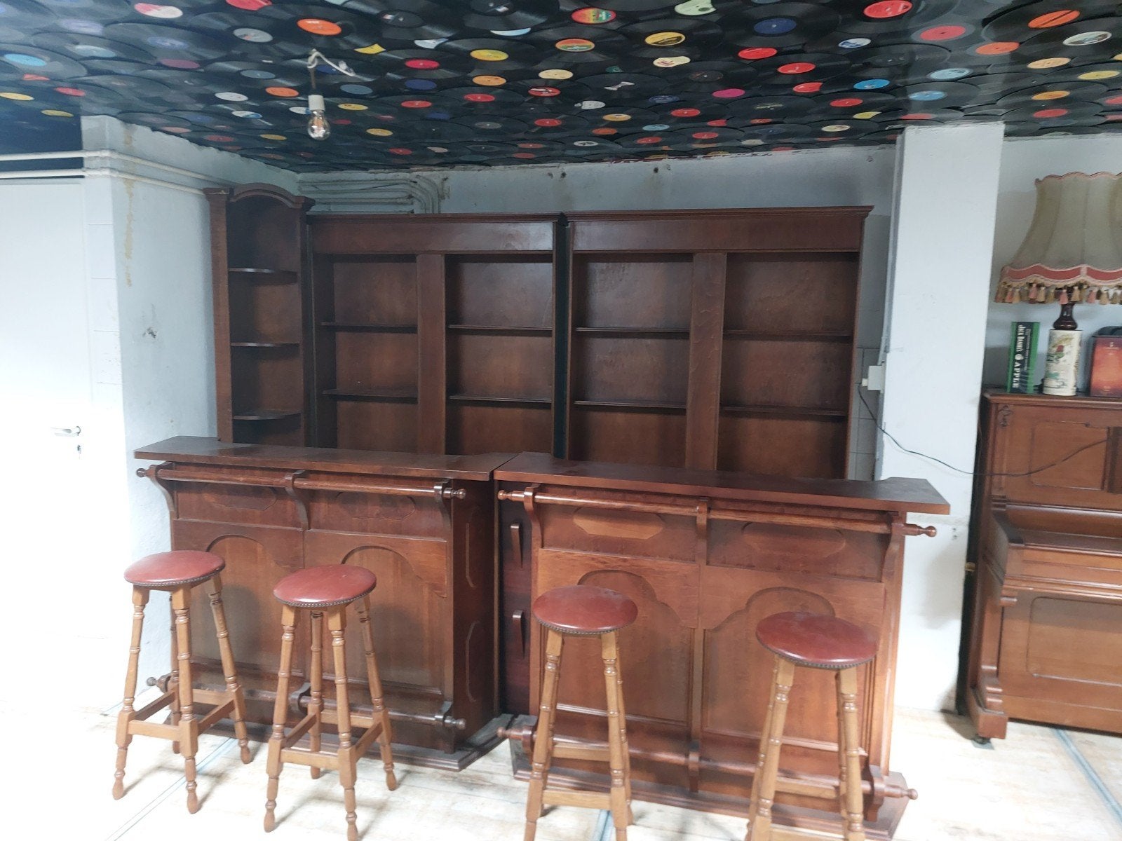 Foto 3 van bar met drankkasten en barkrukken