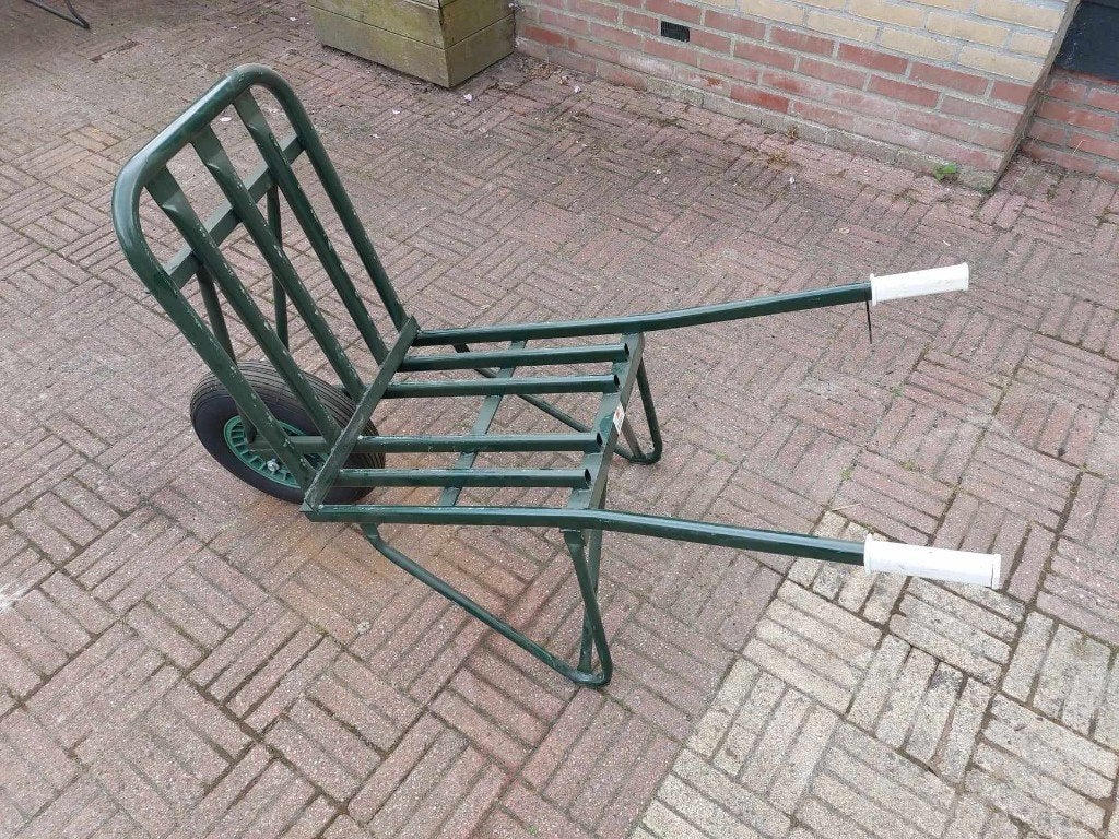 Te huur: stenenkruiwagen