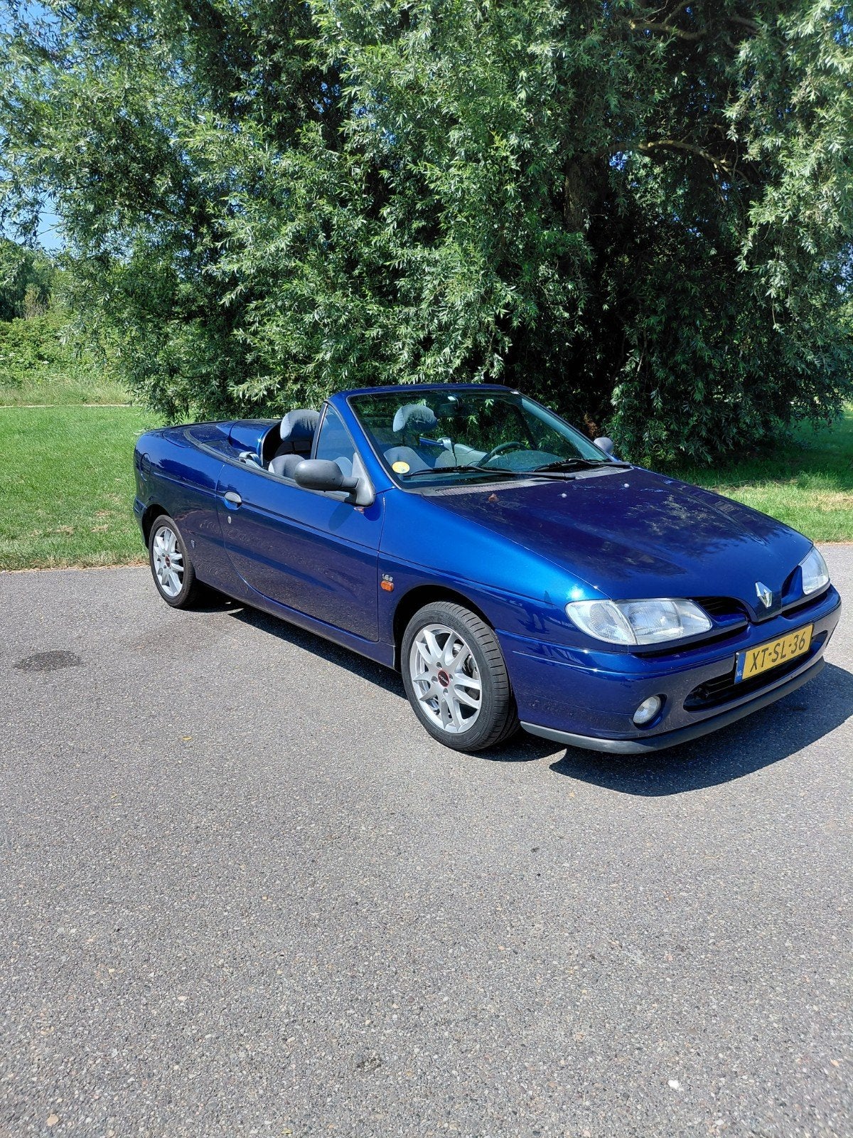 83.000 km!Renault Mégane 1.6 E Cabriolet 1999 Blauw, Auto's, Oldtimers, Particulier, Elektrische ramen, Lichtmetalen velgen, Metallic lak