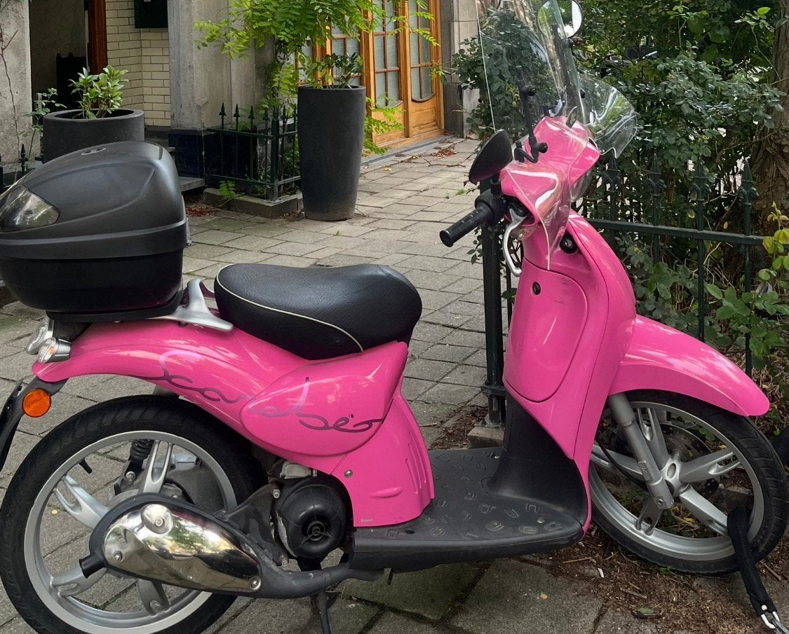 Prachtige scooter brommer in rose 2018 - aprilia scarabeo, Zo goed als nieuw, Benzine, Ophalen, Overige merken