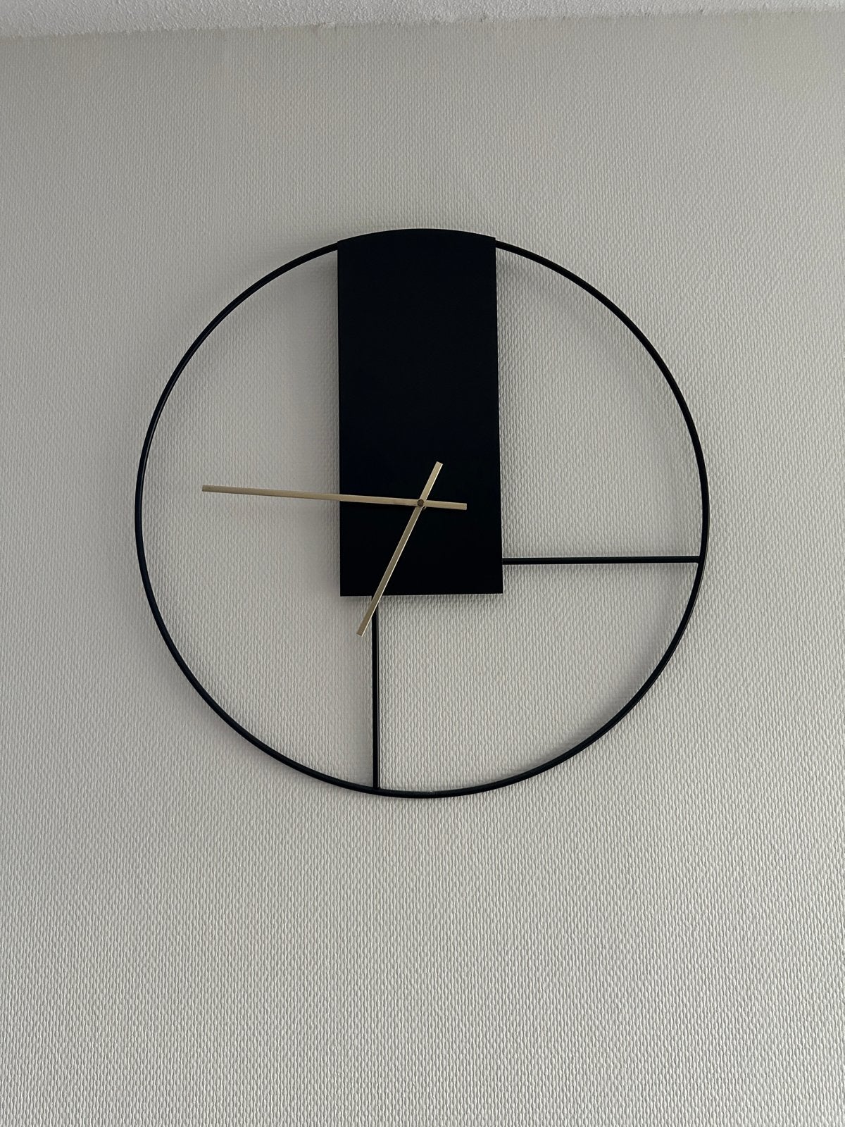 Moderne wandklok - Zwart met gouden wijzers, Huis en Inrichting, Ophalen, Analoog, Werkt op batterijen, Overige merken