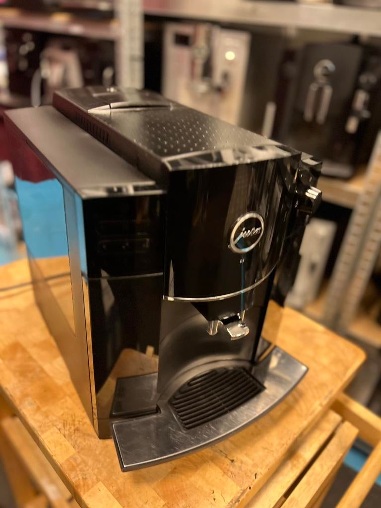 Jura d 4, Afneembaar waterreservoir, Info@jura.com, 10 kopjes of meer, Koffiemachine