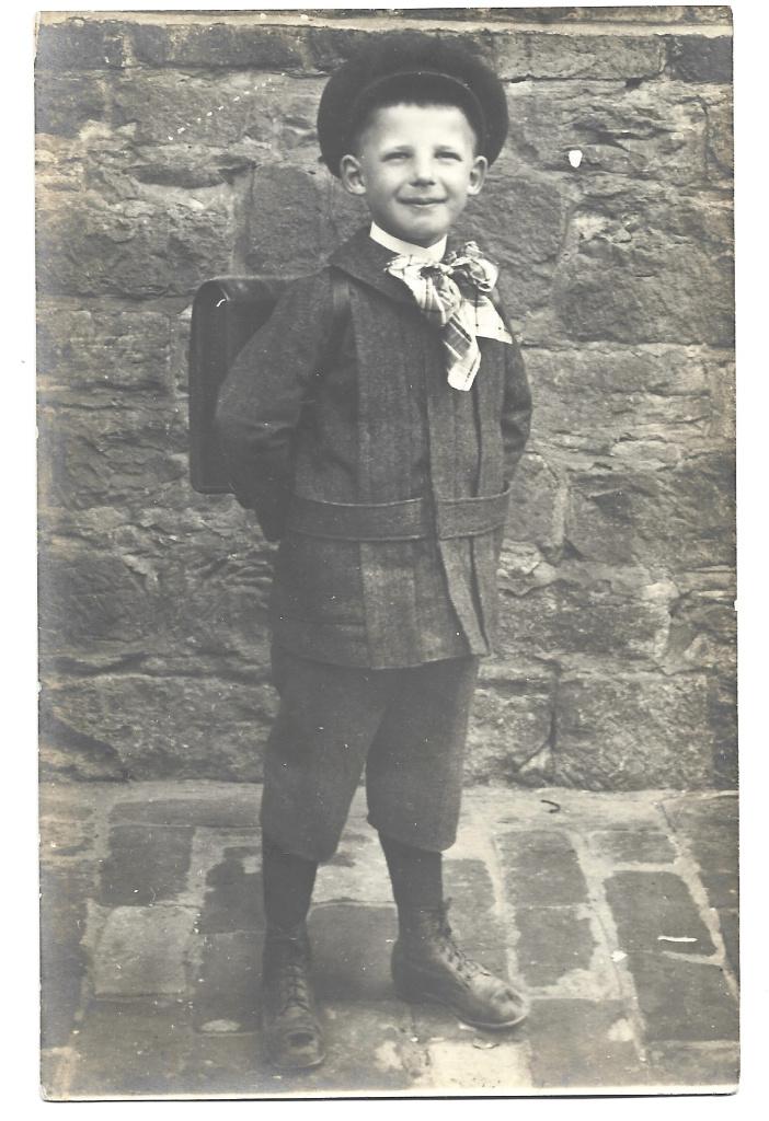 Fotokaart jongen met schooltas, Ophalen of Verzenden, Voor 1940, Gebruikt, Kind