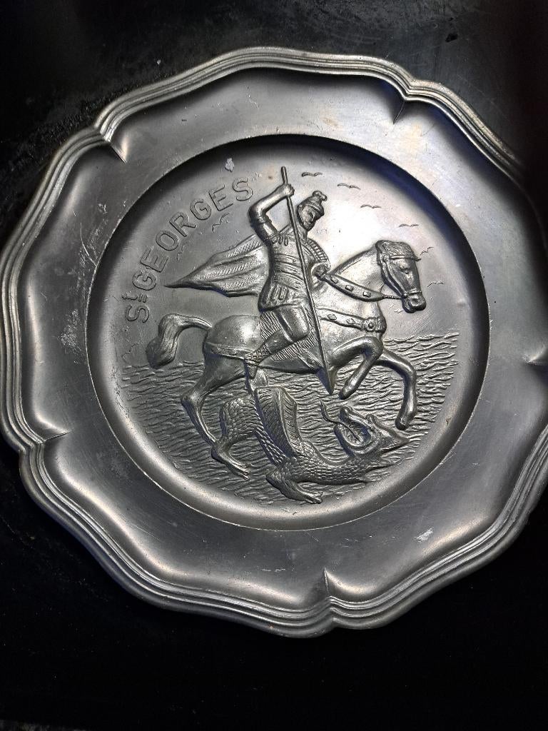 Tinnen bord st Georges ridder te paard dood beest, Ophalen