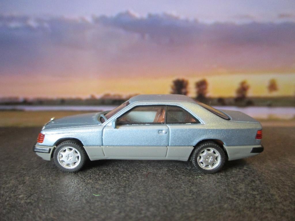 Mercedes Benz C124 Herpa lichtblauw-metallic gemodificeerd, Ophalen of Verzenden, Zo goed als nieuw, Auto, Herpa