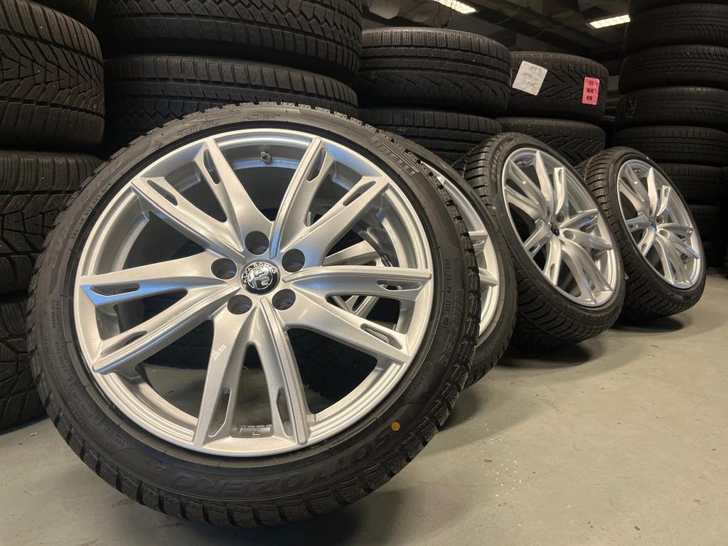 Originele Alfa Romeo 4C winterset Pirelli Nieuw TPMS, Auto-onderdelen, Banden en Velgen, Banden en Velgen, Winterbanden, 18 inch
