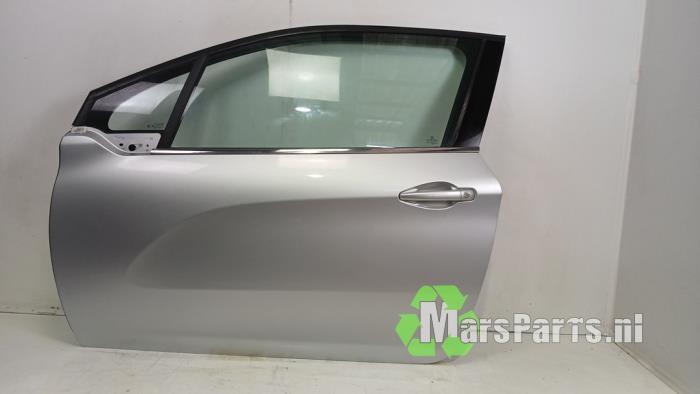 Portier 2Deurs links van een Peugeot 208 (EZR)