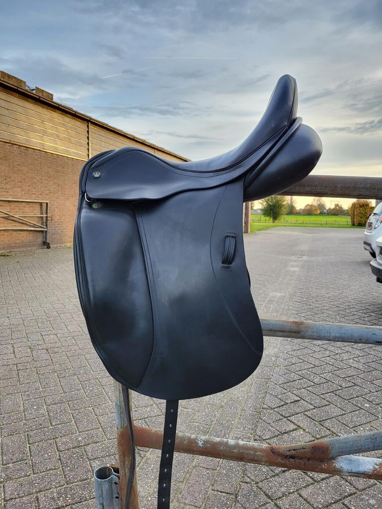 Crown & Euro Riding, Dressuurzadels, 17,5 inch, Dieren en Toebehoren, Paarden en Pony's | Zadels, Ophalen of Verzenden, Gebruikt