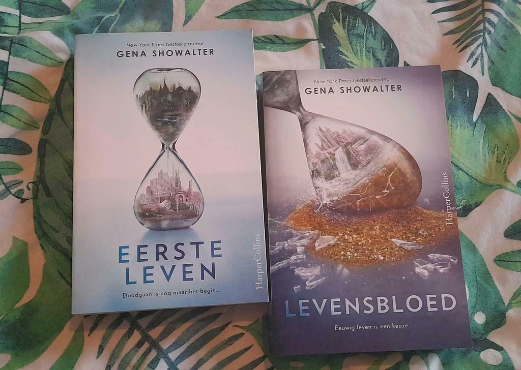 Gena Showalter: Eerste Leven + Levensbloed, paperback NL, Boeken, Ophalen of Verzenden, Zo goed als nieuw