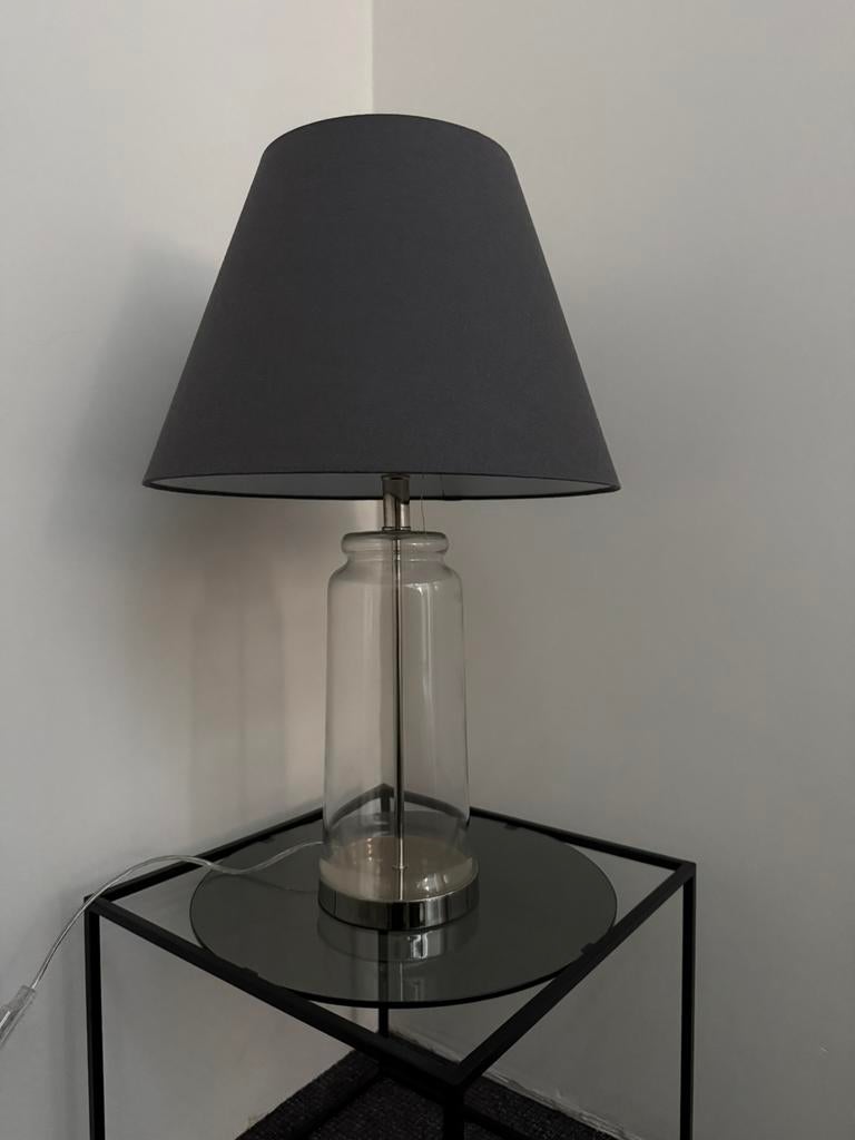 Mooie en gezellige schemerlamp met grijze kap en glazen poot, Huis en Inrichting, Lampen | Tafellampen, 50 tot 75 cm, Glas, Zo goed als nieuw