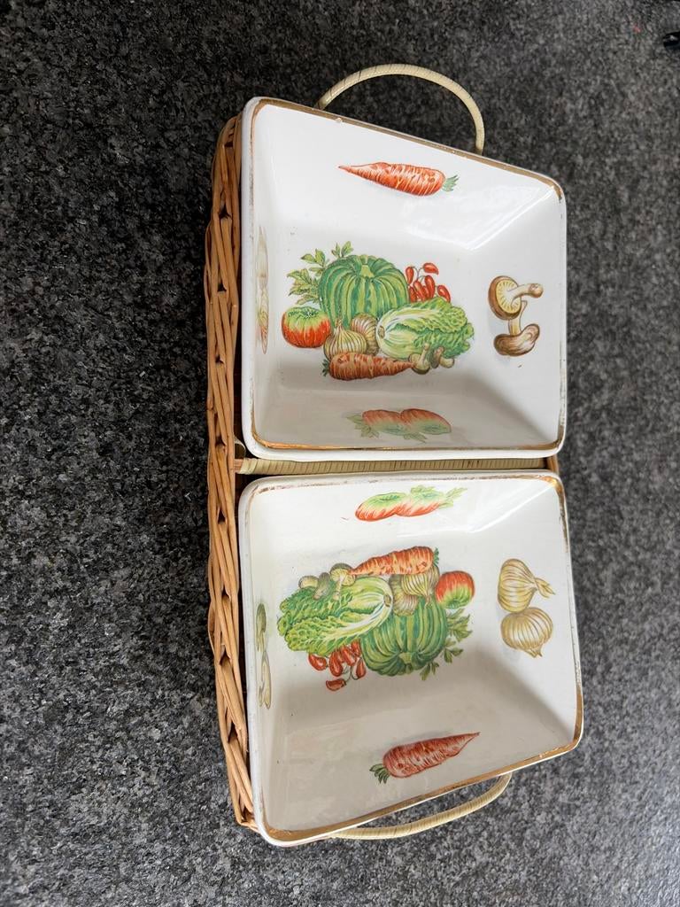 Leuke rieten serveerschaal met 2 bakjes, Huis en Inrichting, Woonaccessoires | Schalen en Manden, Gebruikt, Schaal, Vierkant, Porselein of Keramiek