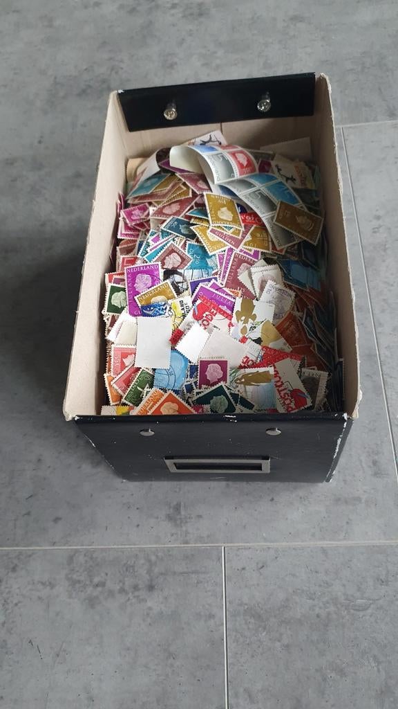 800 gram afgeweekte zegels, buitenland in kartonnen doos, Ophalen of Verzenden, Verzamelalbum