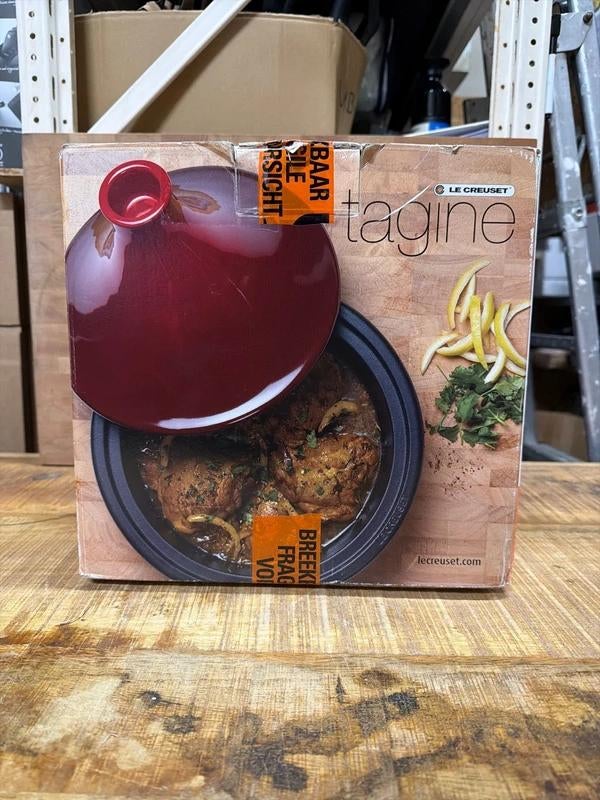 Tagine Le Creuset Kersenrood 31 cm3,3L, Huis en Inrichting, Keuken | Potten en Pannen, Nieuw, Koekenpan of Braadpan, Gietijzer