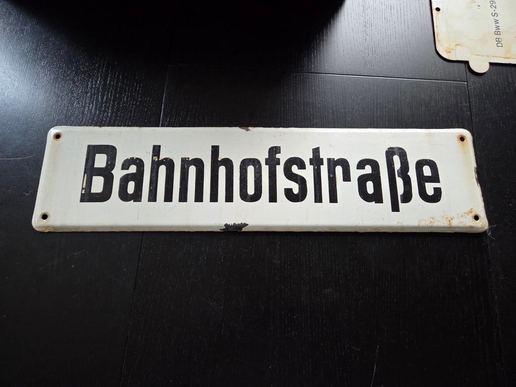 Emaille straatnaambord Bahnhofstraße, Verzamelen, Spoorwegen en Tramwegen, Ophalen, Gebruikt, Trein, Overige typen