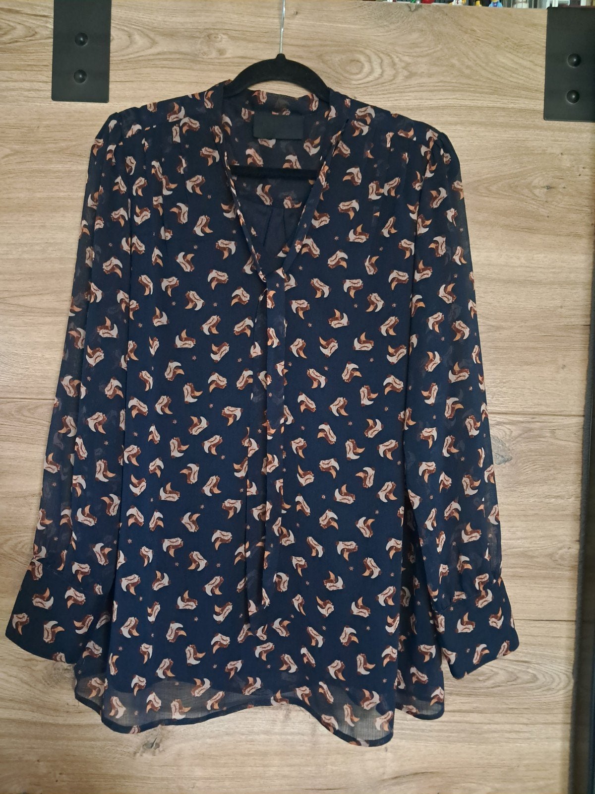 Mooie blouse met sjaalkraag - Maat 42/44, Ophalen of Verzenden, Zo goed als nieuw, Maat 42/44 (L), Blauw
