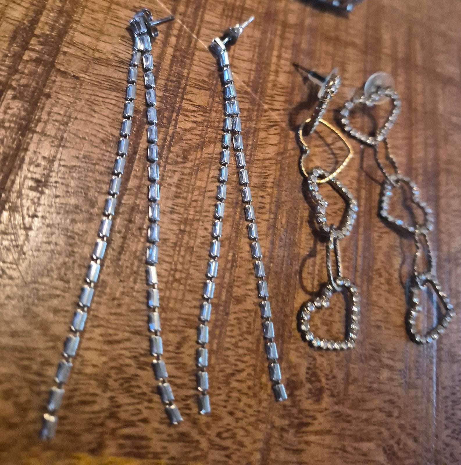 2 paar oorbellen, hartjes en lange hangers, Overige materialen, Hangers, Ophalen of Verzenden, Zo goed als nieuw