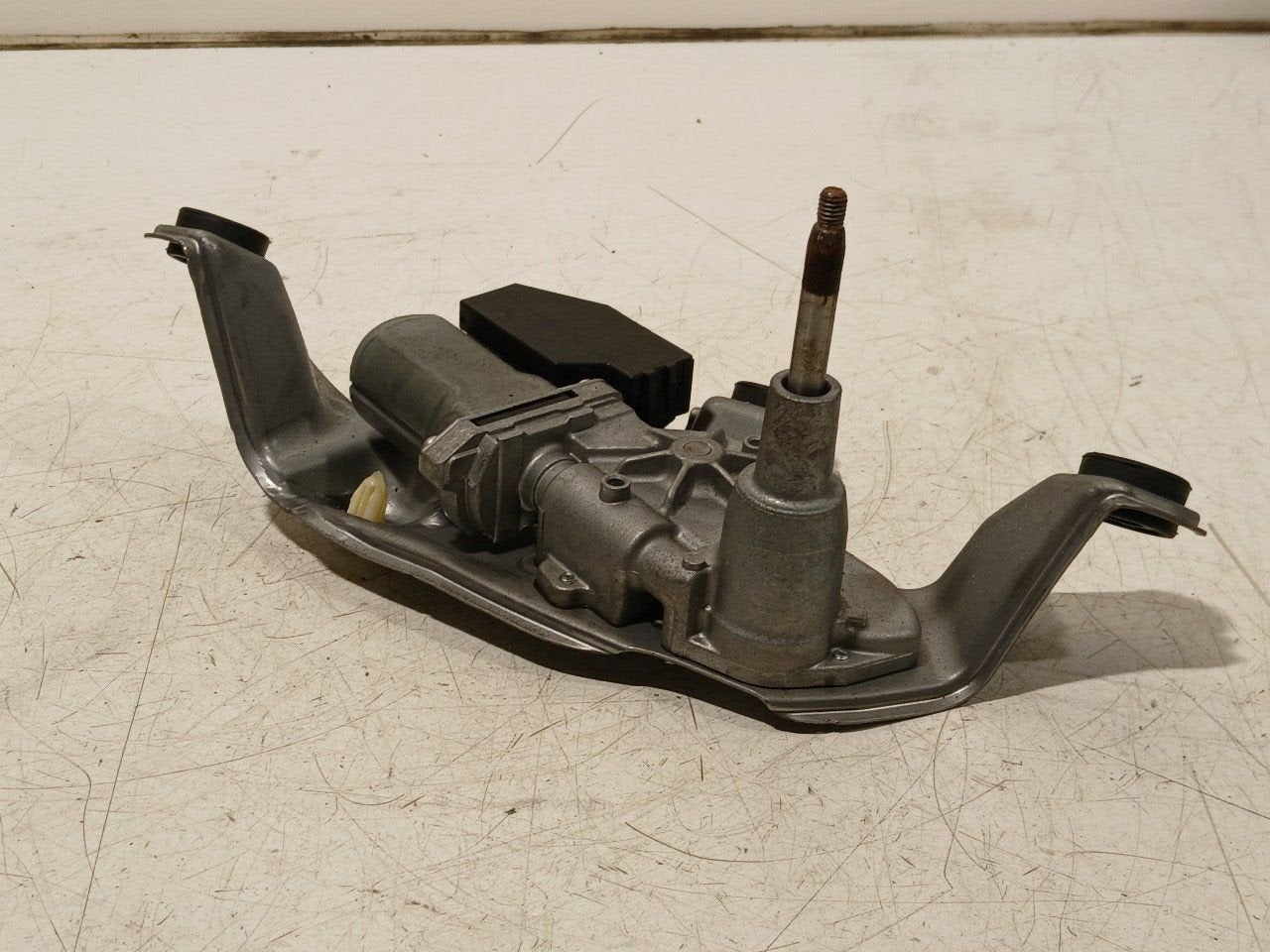Ruitenwissermotor achter Toyota Prius, Onderdelen@venauto.nl, Van der Ven Autorecycling B.V., Gebruikt, Ettenseweg 76, 4706 PB Roosendaal, The Netherlands