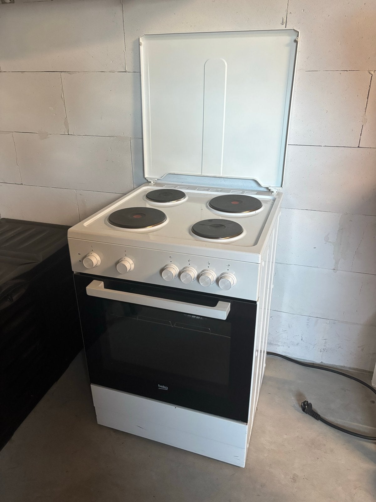 Beko Elektrisch Fornuis met Oven - Wit, 4 Kookzones, Witgoed en Apparatuur, Zo goed als nieuw, 85 tot 90 cm, Elektrisch, 4 kookzones