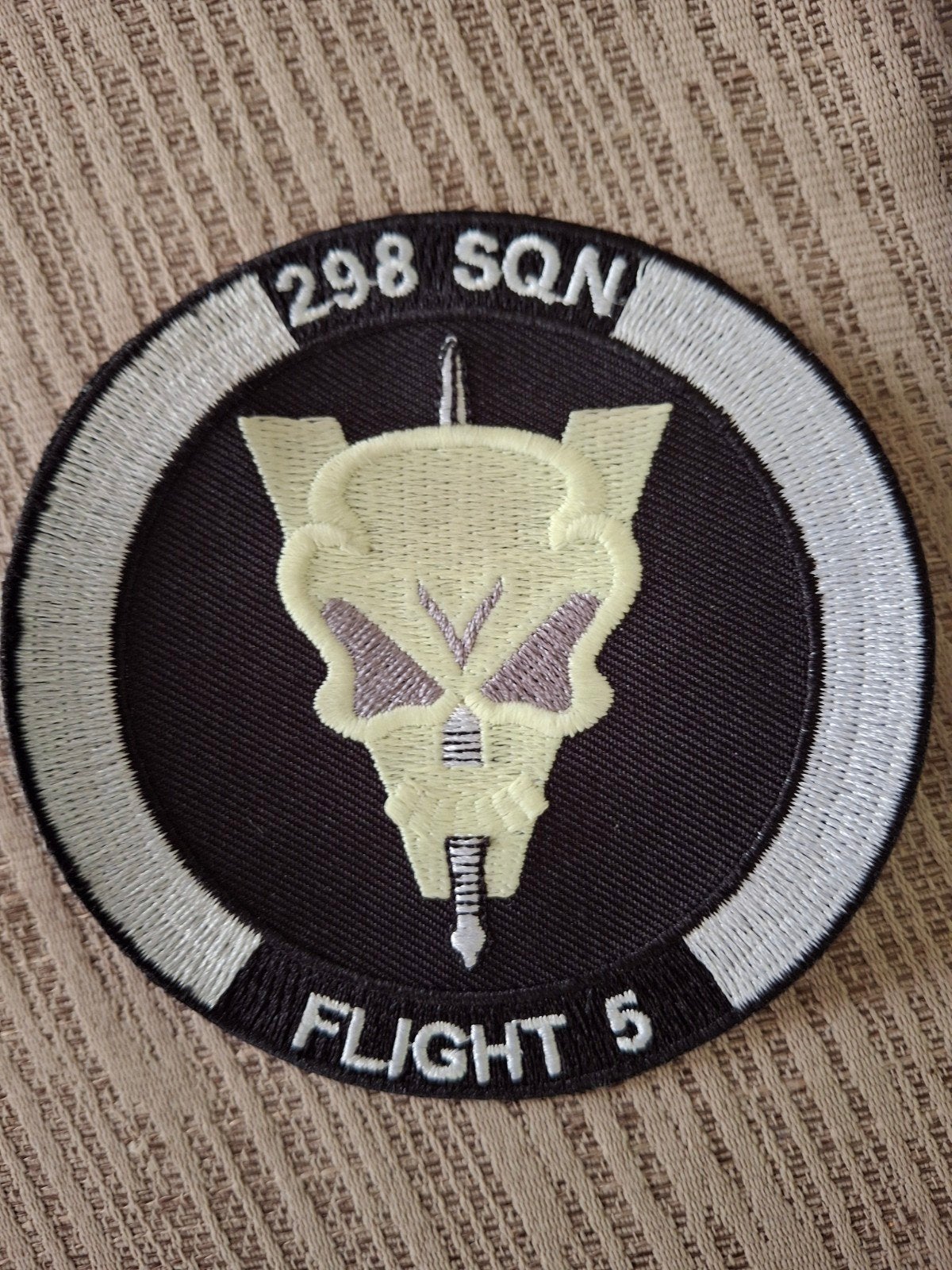 Embleem  RNLAF 298  SQN, Ophalen of Verzenden, Luchtmacht, Nederland, Embleem of Badge