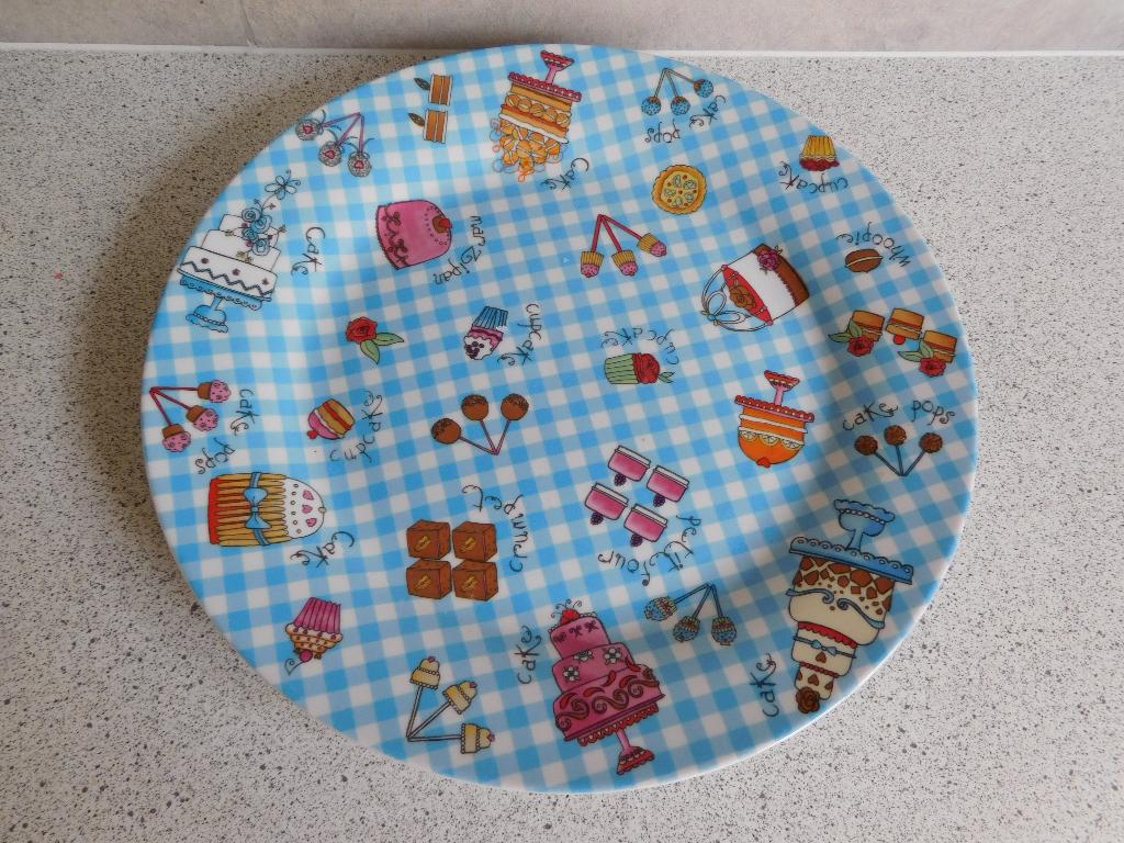 Bord 27 cm. Cup Cake Party by Xenos, Huis en Inrichting, Keuken | Servies, Overige materialen, Ophalen of Verzenden, Zo goed als nieuw