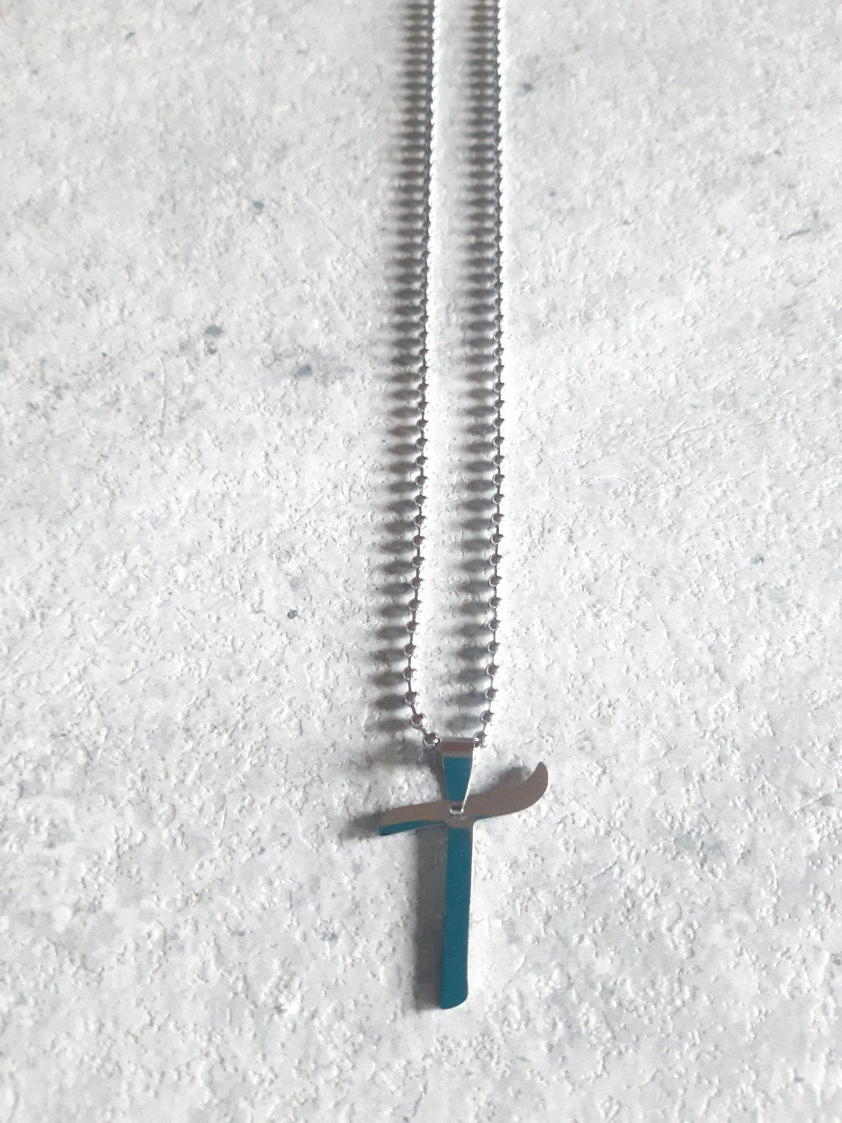 Nieuwe stalen zilver kleurige ketting met hanger. Letter T., Nieuw, Ophalen of Verzenden, Zilver, Overige materialen