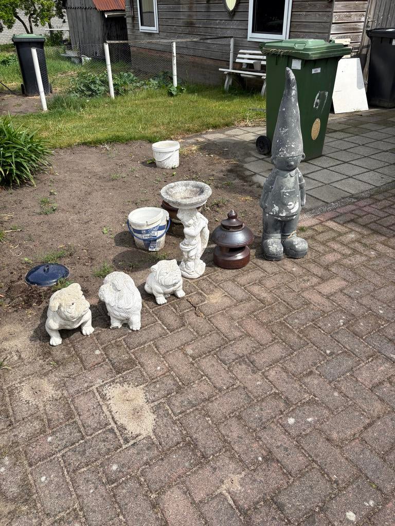 Tuinbeelden set: kabouter, honden en vogelbadje, Tuin en Terras, Ophalen, Gebruikt, Steen, Tuinkabouter