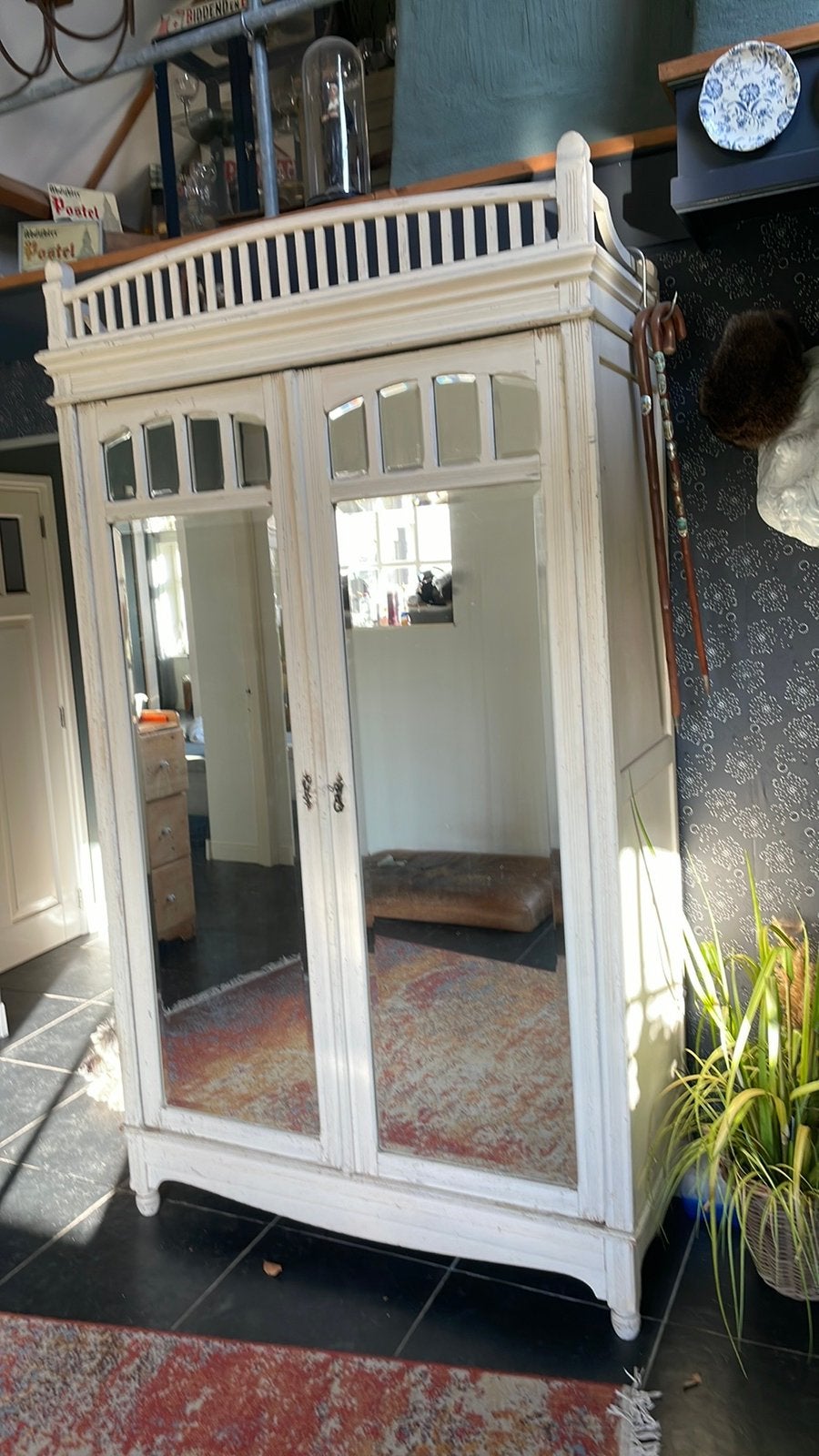 Kast met facet spiegeldeuren, Ophalen