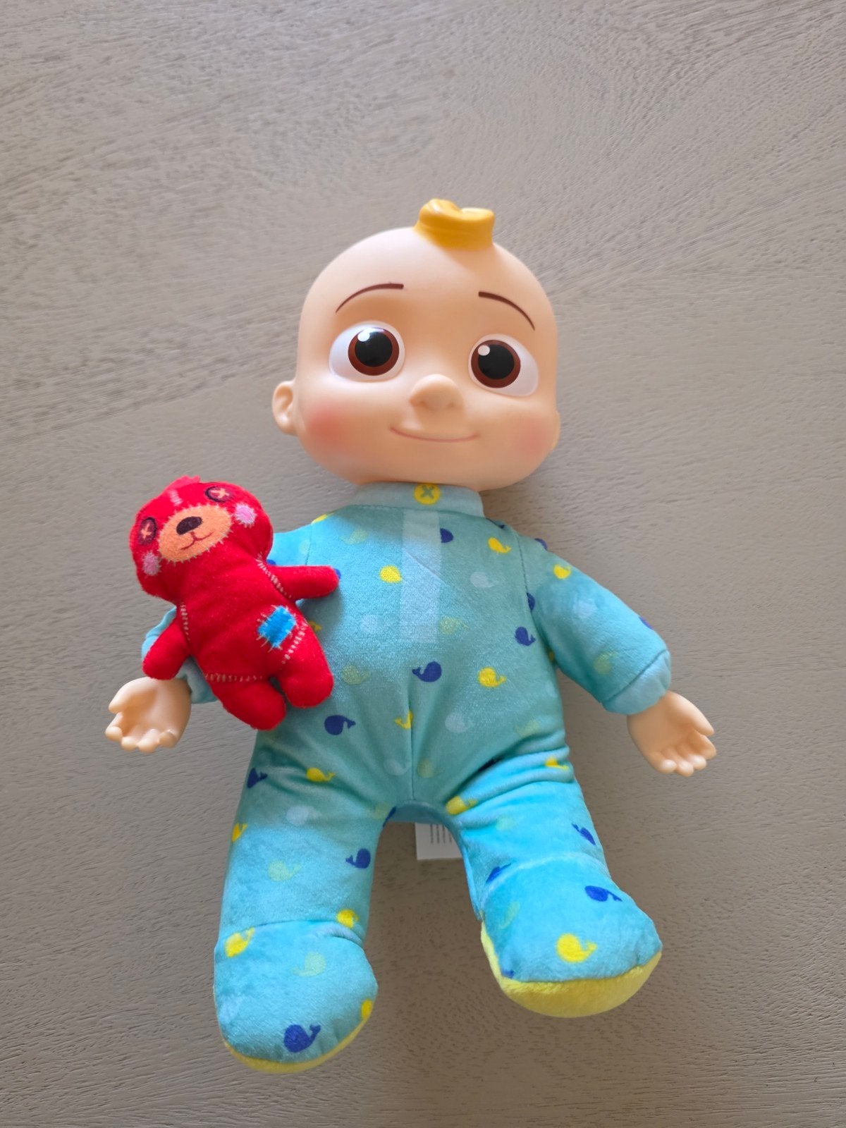 Cocomelon JJ knuffelpop met rood beertje, Kinderen en Baby's, Ophalen, Zo goed als nieuw, Babypop