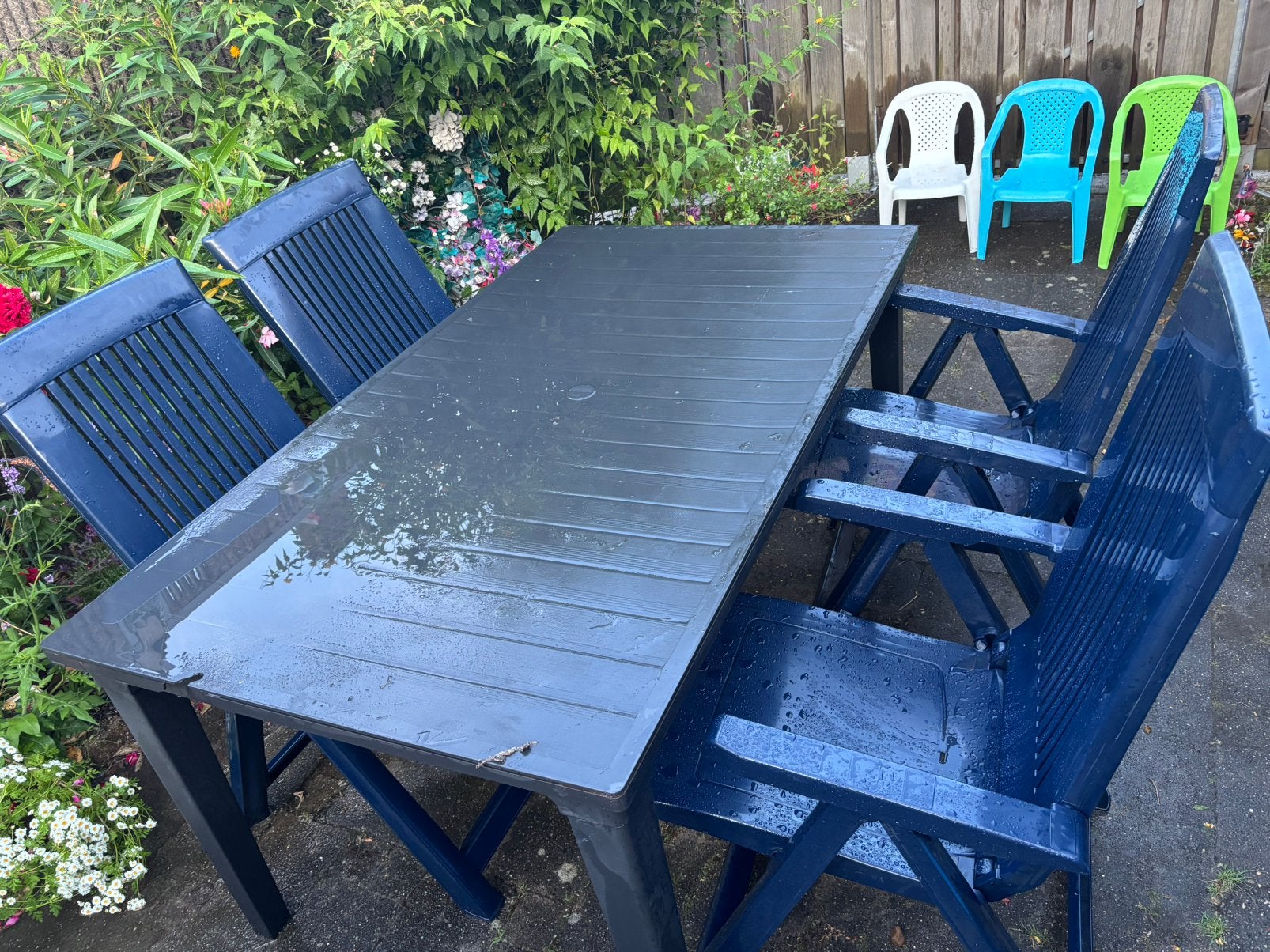 Blauwe tuinset met 4 klapbare stoelen en 1 grijze tafel, Ophalen, Gebruikt