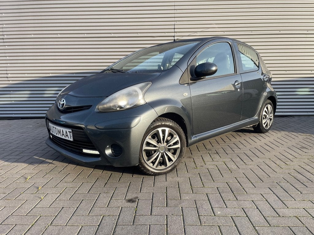Toyota Aygo 1.0 VVT-i Aspiration automaat bouwjaar 2013, Auto's, Stof, Gebruikt, Zwart, 4 stoelen