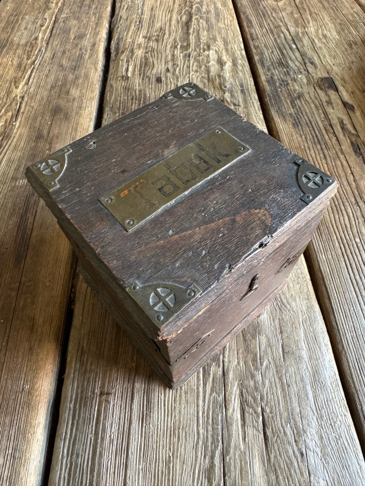 Antieke houten tabaksdoos met metalen beslag, Ophalen of Verzenden
