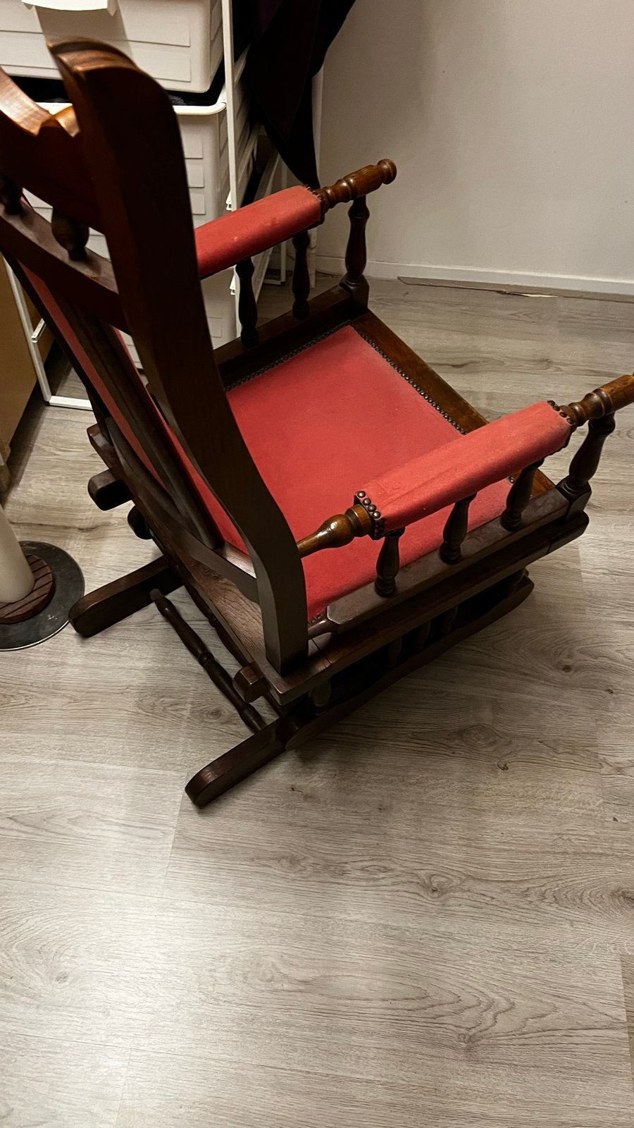 Antieke Schommelstoel met Rode Bekleding, Ophalen