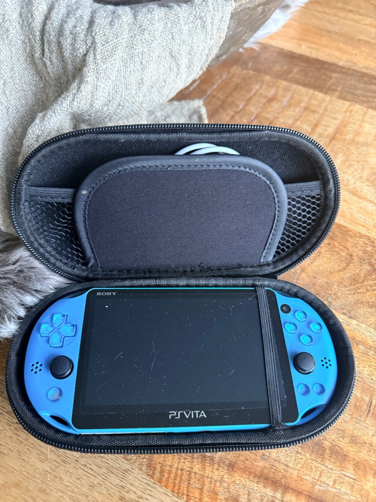 PS Vita (Japans model) met 128 GB SD-kaart en games, Ophalen, Zo goed als nieuw, Blauw, Met games