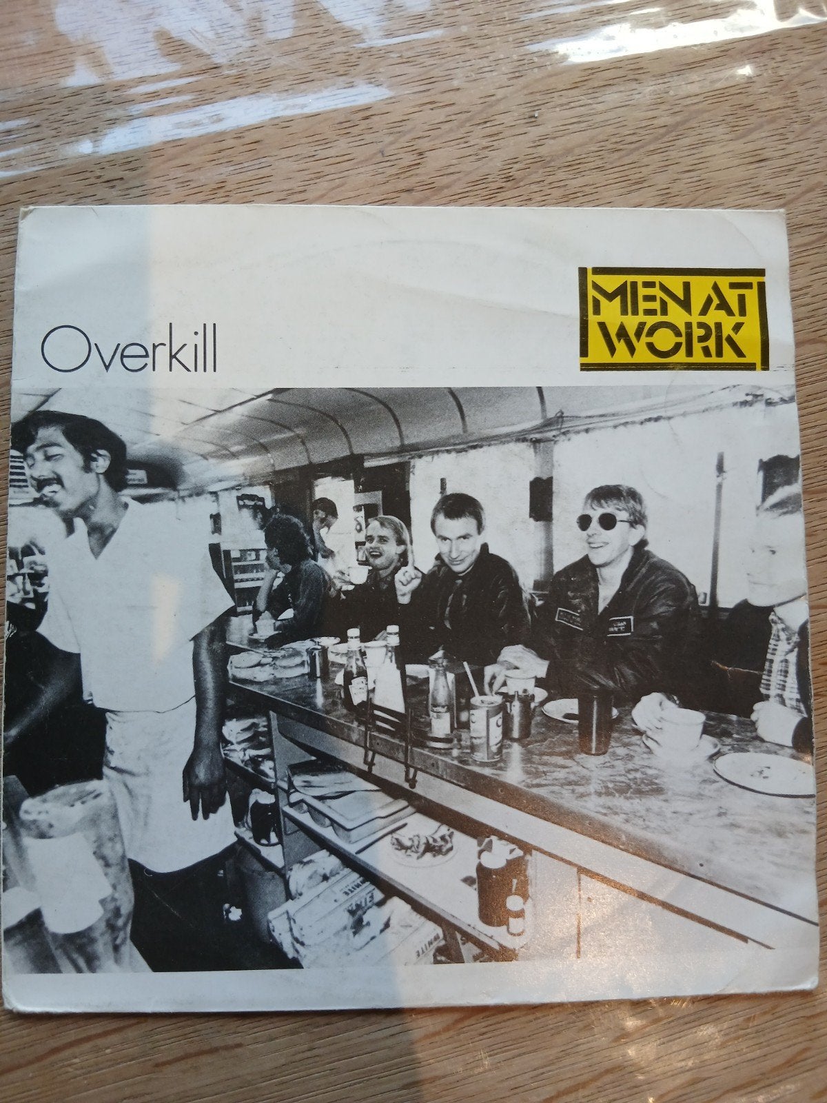 Men At Work - Overkill (7 inch vinyl single), Ophalen of Verzenden, 1980 - 1989, Gebruikt, 7 inch
