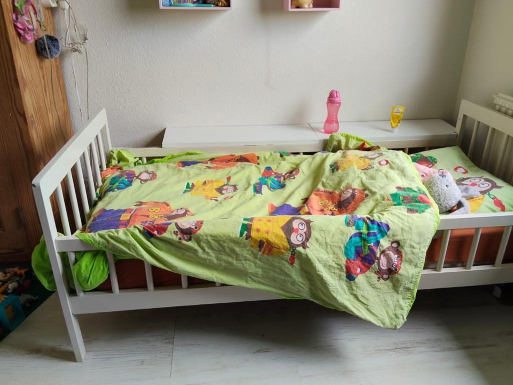 Peuterbed met vele extra's, Kinderen en Baby's, Kinderkamer | Bedden, Ophalen, Gebruikt, 70 tot 85 cm, 140 tot 160 cm
