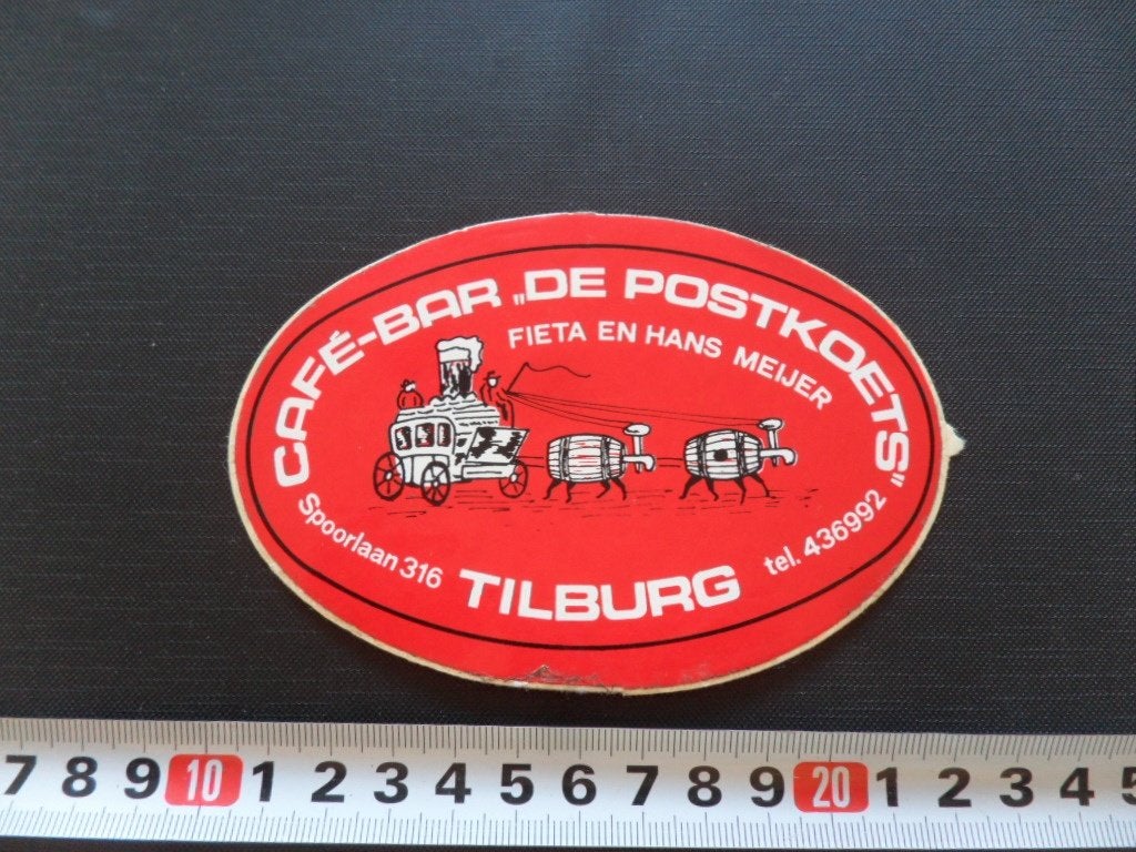 sticker tilburg café bar DE POSTKOETS fieta en hans meijer, Ophalen, Zo goed als nieuw