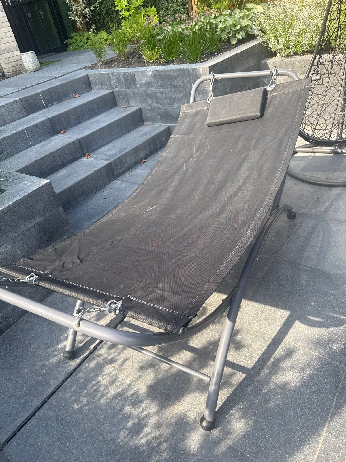 Comfortabele zwarte ligbed zwevend met standaard, Ophalen, Binnen, Gebruikt, Met standaard