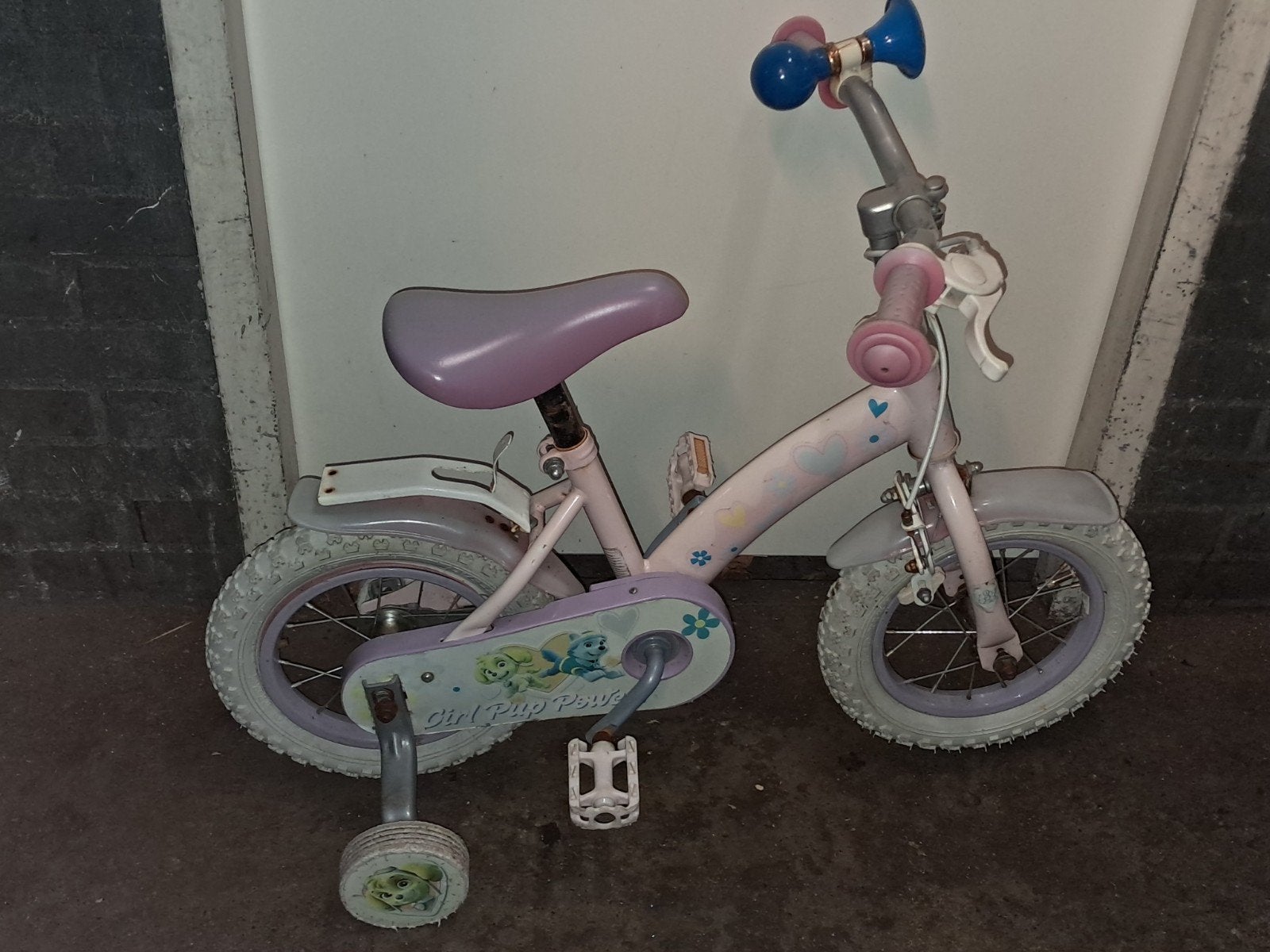 kinderfiets 12 inch met hand/voetrem en zijwieltjes, Fietsen en Brommers, Fietsen | Kinderfietsjes, Ophalen, Gebruikt, Minder dan 16 inch