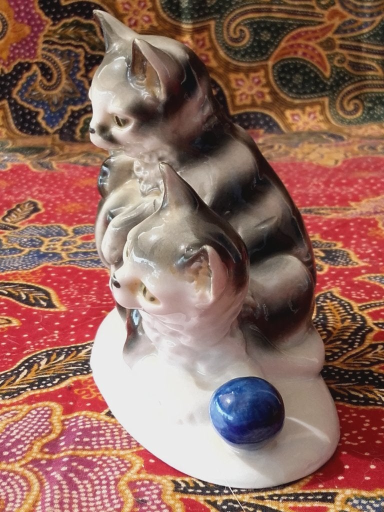 Spelende katten of poezen mooi oud beeldje uit Duitsland., Antiek en Kunst, Antiek | Porselein, Ophalen of Verzenden