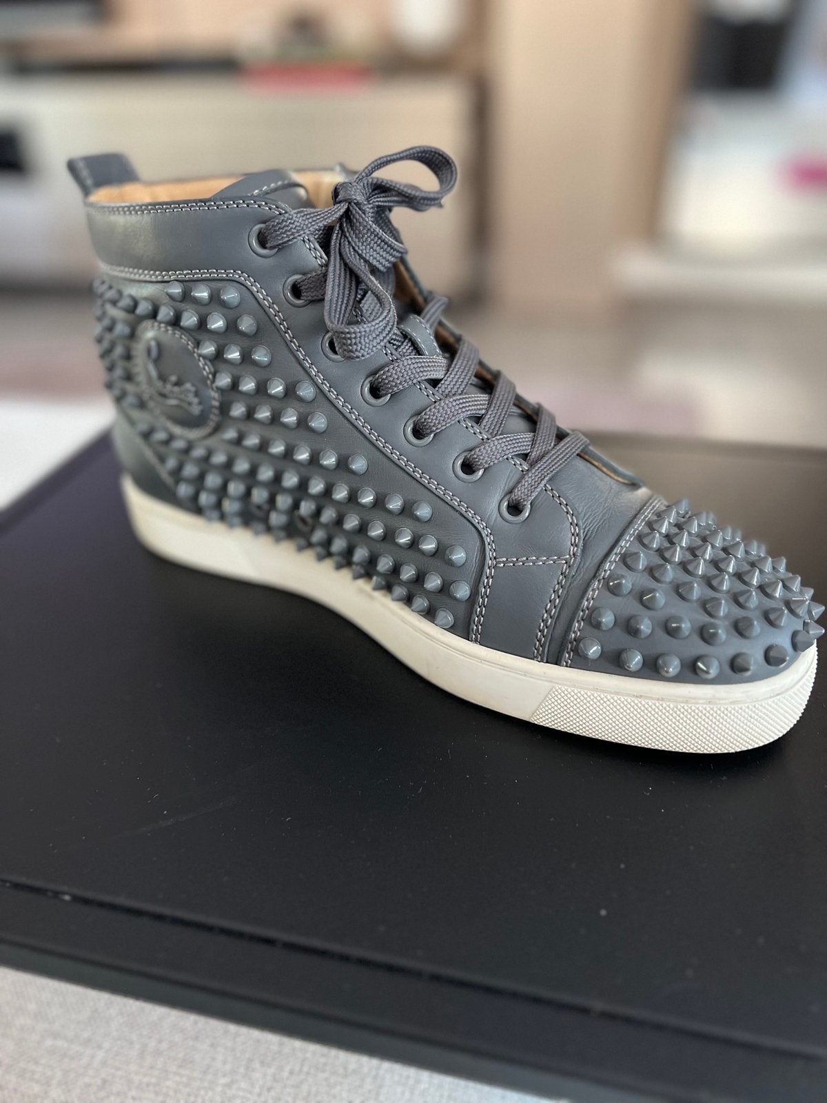 Christian Louboutin Spiked Sneakers Grijs maat 41,5, Ophalen, Zo goed als nieuw, Overige kleuren, Sneakers of Gympen