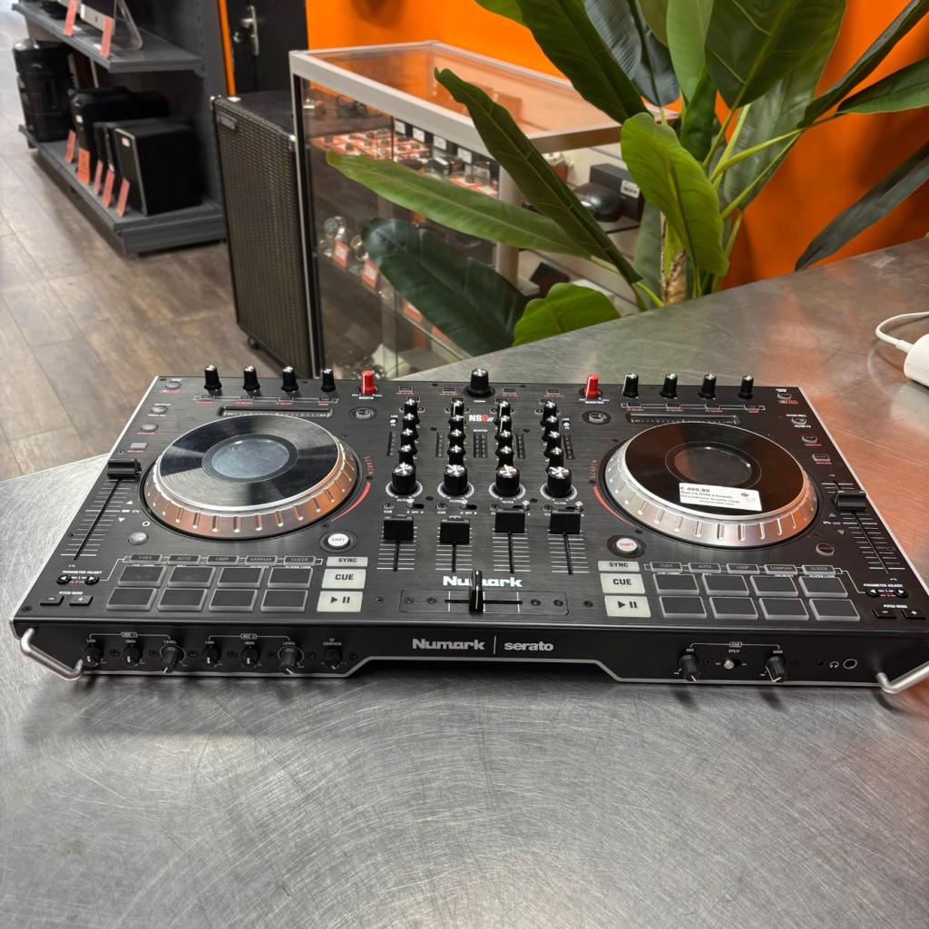 Numark NS6II 4-kanaals DJ-controller In nette staat, Muziek en Instrumenten, Dj-sets en Draaitafels, Zo goed als nieuw