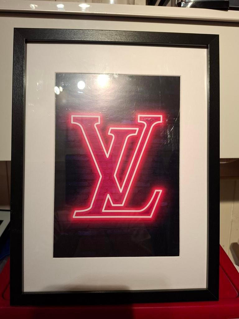 Louis Vuitton Neon Logo Kunstwerk - 40x30cm, Ophalen, Minder dan 50 cm, Nieuw, Minder dan 50 cm