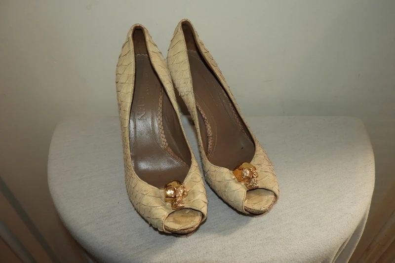 Alexander McQueen snake pumps gouden schedel steentjes